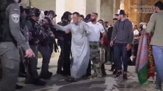 Palestinians and Israel Police Clash at Jerusalem Mosque
