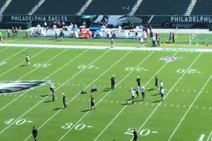 Eagles’ Carson Wentz warms up before Redskins Week 1