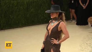 Jennifer Lopez Rocks Met Gala Red Carpet WITHOUT Ben Affleck (Exclusiv