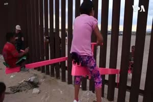 Protest Seesaw Links Kids on Both Sides of US-Mexico Border